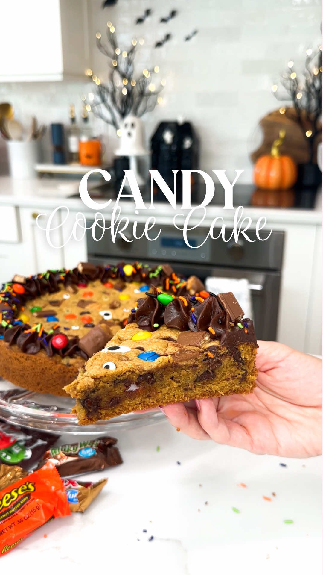 Candy cookie cake with all that left over Halloween candy! Full recipe is on my blog 🍫 #easybaking #halloweenbaking #halloweenideas #kidsactivities #halloweenfood 