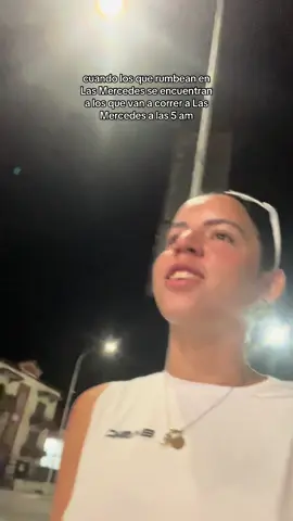 Mi parte fav de las carreras es cuando los que salen de rumbear se encuentran con los que están llegando a correr en Las Mercedes. A los del carro que iban prendidos y nos echaron porras, panas 🤝 #Running #runner #venezuela #caracas #rumba 