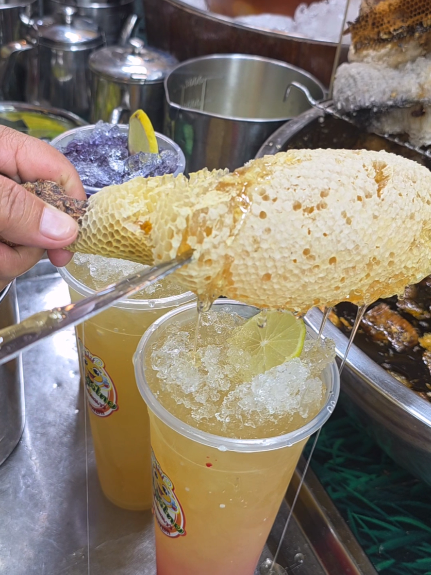 ใช้น้ำผึ้งแท้ๆตัดจากรวงผึ้งโชว์ให้เห็นกับตา‼️ น้ำผึ้งมะนาวโซดา🍋🍯 #Streetfood #food #งานองค์พระปฐมเจดีย์ปี68 #น้ำผึ้งมะนาวโซดา  ร้านคุณแตงไทยน้ำผึ้งมะนาว ที่งานองค์พระปฐมเจดีย์ปี68 ร้านเริ่มเปิด 17ต.ค.68-12พ.ย.68  เวลา 10.00-24.00น. ณ องค์พระปฐมเจดีย์ อ.เมือง จ.นครปฐม