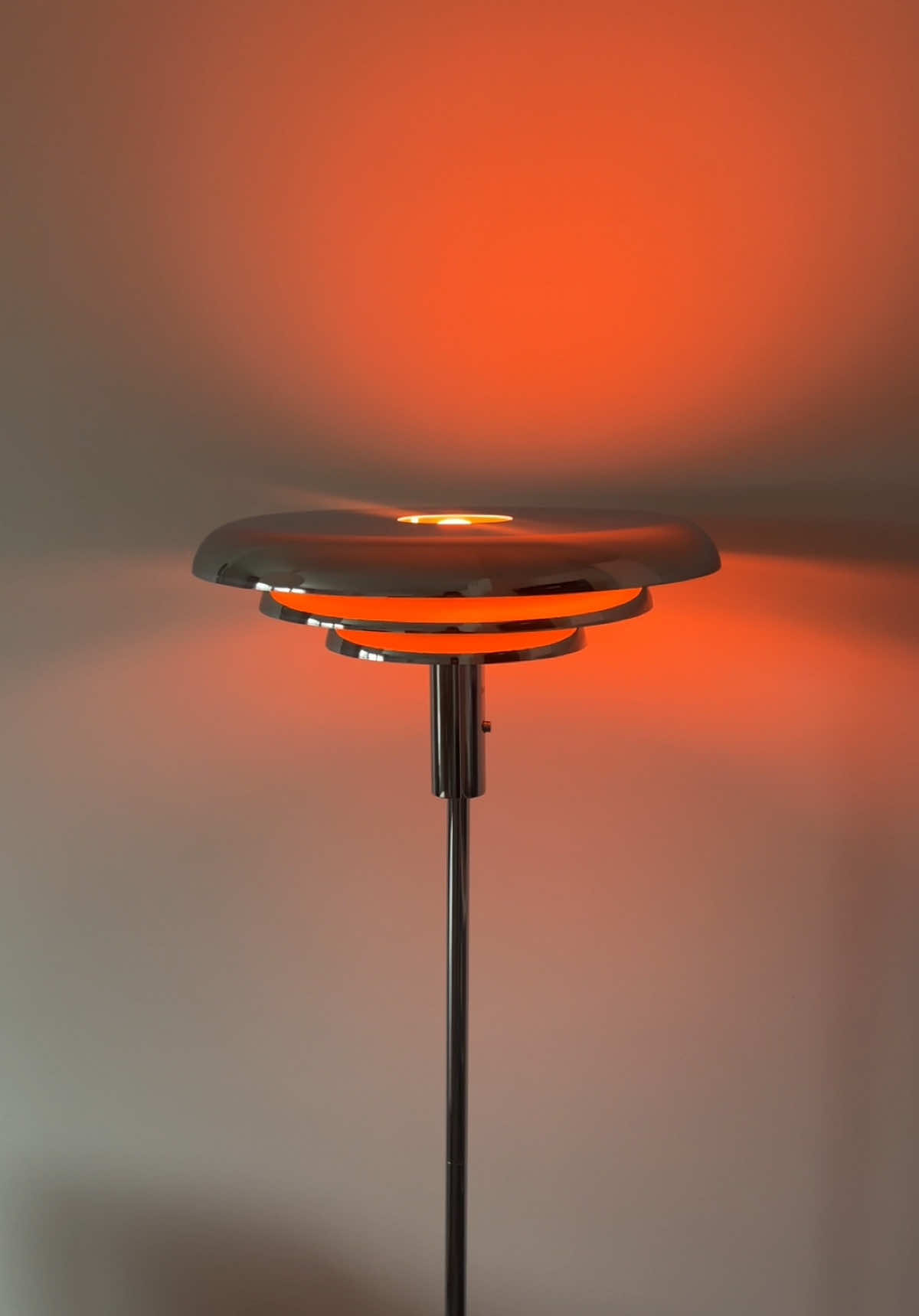Tellement fan de mon nouveau lampadaire en chrome de chez @Leroy Merlin 😩#interiordesign #interiorstyling #apartment #midcenturymodern #cozyathome #lamp 