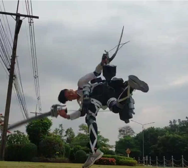 ฝึกหมุนตัวฟันเเบบในอนิเมะเผื่อไปสู้กับไททัน #ฟีดดดシ #AttackOnTitan #cosplayer #fail 