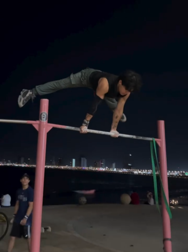 Freestyle Calisthenics 💥💬 . #freestyle #calisthenics #streetworkout #fitnessmotivation #muhammadzada007 #trending #share 