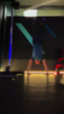 #calisthenics#bodyweight#handstands#calisthenicsworkout#balancecontrol 