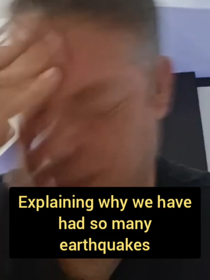 Teaching Geology on my TT Live #kdhughes #geology #earthquakealert #seismology #shaking 