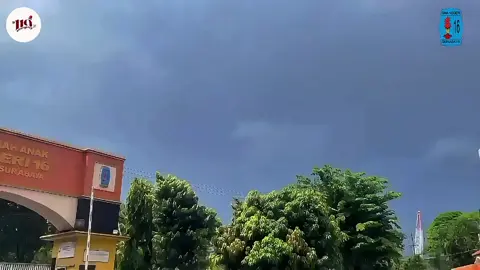 Halo, Sobat Bahasa! 🌟 Tahukah kamu? Bahasa bukan hanya sekadar kata — tapi cermin dari cara kita berpikir, bersikap, dan menghargai sesama. 	“Language shows how smart your mind is and how kind your heart is.” Bahasa menunjukkan secerdas apa pikiranmu, dan sebaik apa hatimu. 🌟Itulah semangat Trigatra Bangun Bahasa: 💬 Cinta Bahasa Indonesia, 🛖Lestarikan Bahasa Daerah, 🌍 dan Kuasai Bahasa Asing. Berbahasa cerdas berarti tahu kapan berbicara… dan kapan mendengarkan. Berbahasa cerdas juga berarti menyambung, bukan menyaingi. Karena setiap kata yang kita ucapkan adalah jembatan menuju pengertian. @sman16sby  #bulanbahasa #sixteen #sixteenagrs #sebelasembilan #sman16sby 