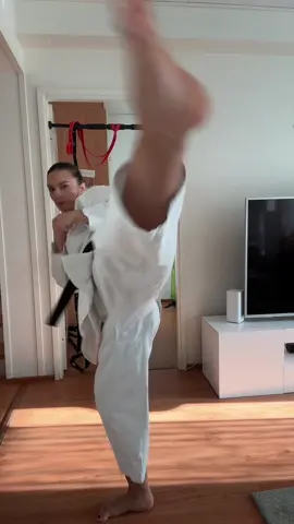 Omg this is difficult, test how fast you can do? 😂😂 #karate #potkut #kick #urheilu #spor 