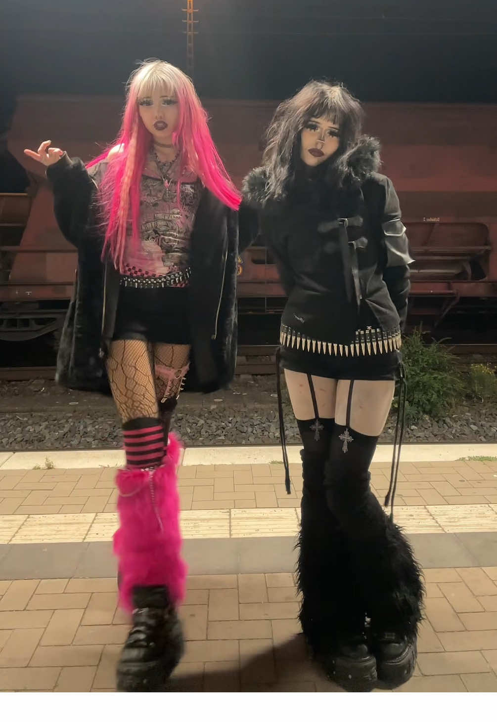 song endlich released hab solang gewartet😭 #pinkhair #alternativegirls #newrockshoes #alexconnor 