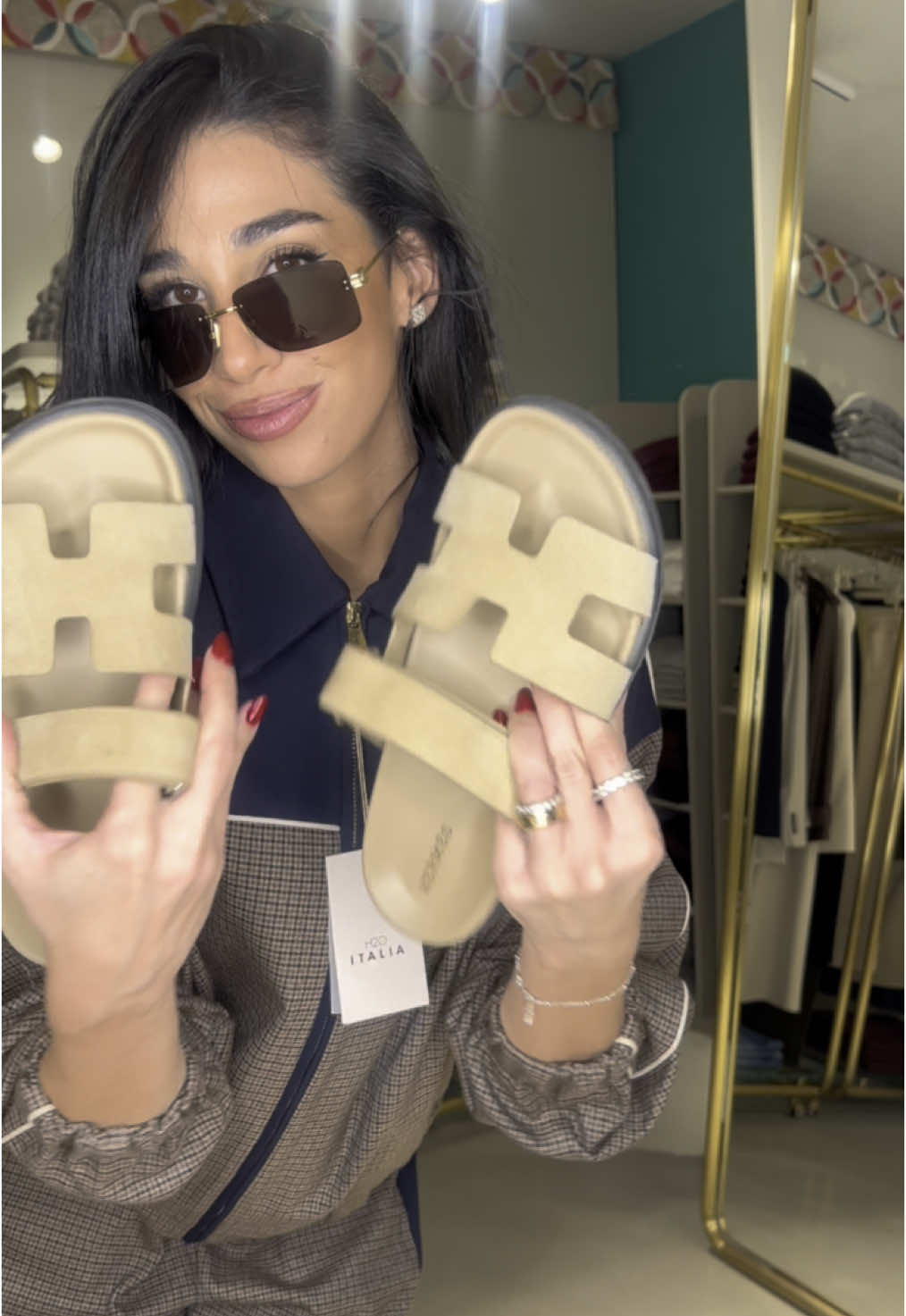 Da #paristexas a ciabattina di #hermes è un attimo! 🫠  Perché lo stile è importante ma la comodità è sacra! 💕🫶🏼❤️  E voi che team siete? Tacco o ciabattina?  #lovers #luxurylife #falloutfit #autum #comfy #cordset #shoppingaddict 