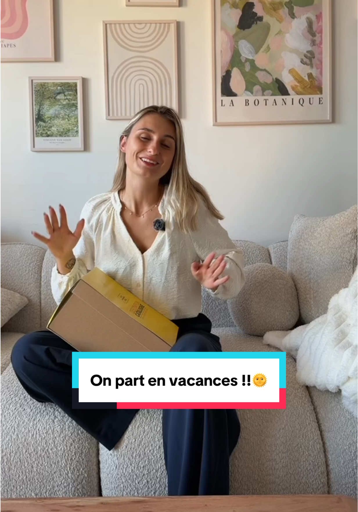 Ce colis annonce officiellement mon prochain départ ✈️ Je vous laisse deviner la destination avec les indices à l’intérieur… 🇪🇸 Une idée ? 👀 @catalunyaexperience  @Patronat Turisme Costa Daurada  *collaboration commerciale  #votretrain #espagne #costadaurada #catalogne #catalunyaexperience 