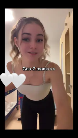 Spaß ich höre so eine Musik, nicht keine Sorge.🥴😂 Der Kleine schläft die erste Zeit nur im Reisebett, um sich an die neue Wohnung zu gewöhnen, damit er lernt, dass hier auch geschlafen wird und nicht nur gespielt. Ich versuche es schon immer mal wieder, ihn in seinem Bett schlafen zu lassen. Das funktioniert leider noch nicht so gut.🙂 #youngmommy #momof2 #boymom 