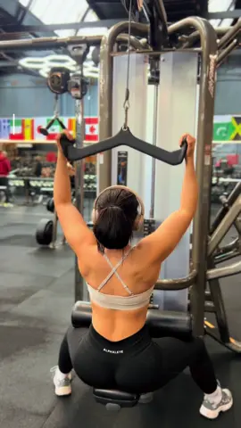 Back day hits different 💪🏼🩶#BackWorkout #girlswholift #GlowUpJourney #WorkInProgress #StrongBody 