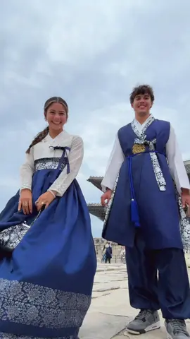 playing dress up at Gyeongbokgung Palace👸🏽🤴🏽 #southkorea 