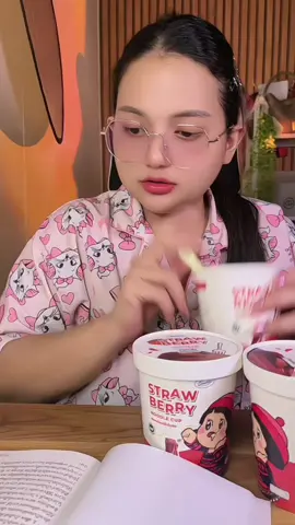 ของแซ่บอยากบอกต่อ✨🤤#กินกับtiktok #สตอเบอรี่เส้นคลุกsnackies #สตรอเบอร์รี่ #สตอเบอรี่เส้นคลุกปลาร้า #เซเลบพากิน  @กินตามตาล 🍒🧸🍫🍿 