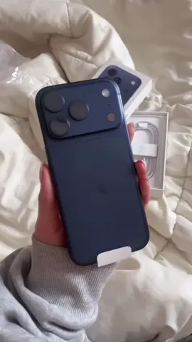 معرف كيف لسا في ناس تشتري البرتقالي بوجود دا ! اللون يجنن ما شاء الله 💕 - #fyp #ksa #jed #med #iphone17pro 