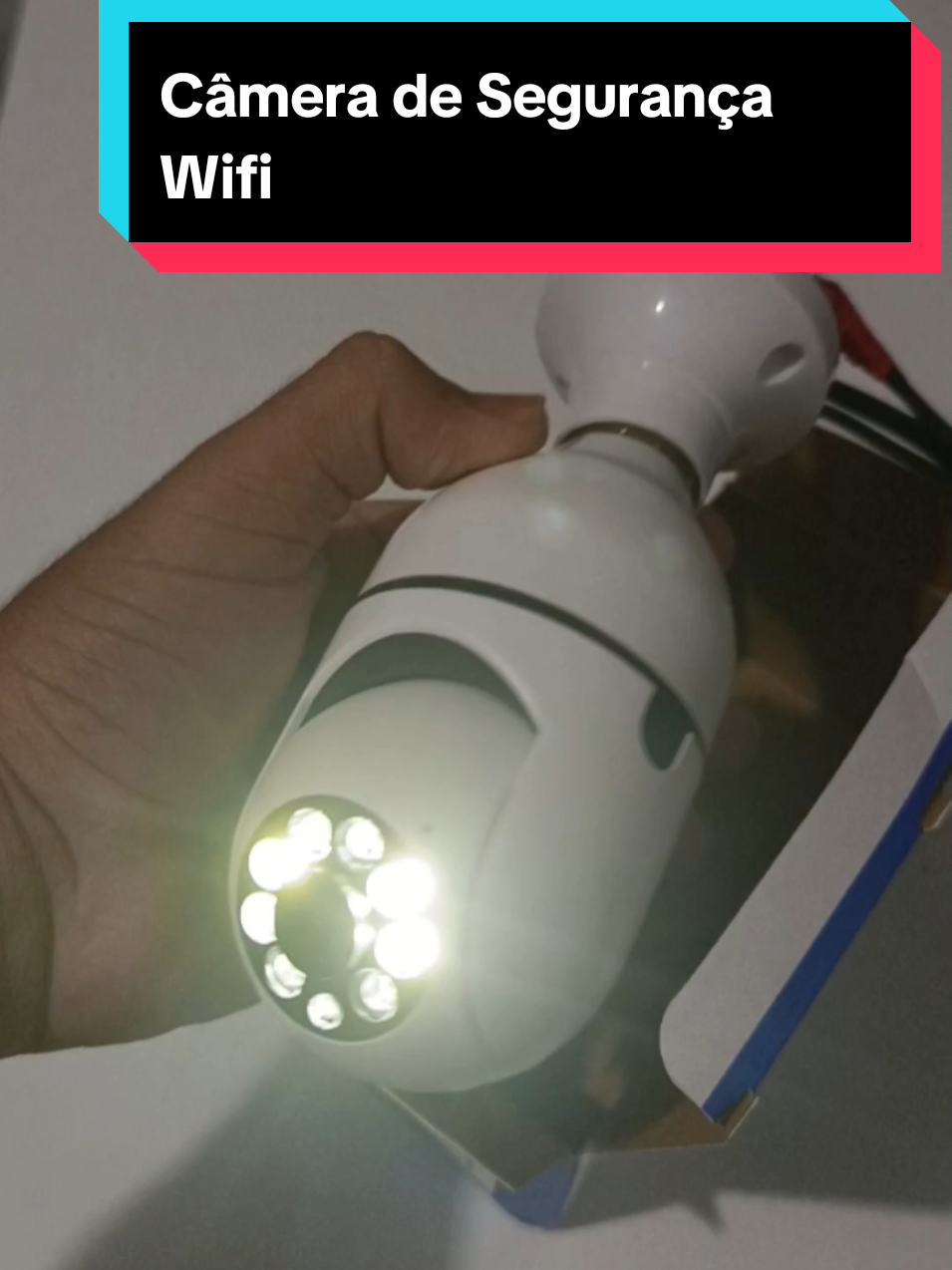❓Perguntas Frequentes 1️⃣ A câmera precisa de bateria ou fios? 👉 Não! Basta rosquear no bocal da lâmpada e conectar no Wi-Fi. Ela funciona com a energia do próprio bocal. 2️⃣ Consigo ver as imagens pelo celular? 👉 Sim! Baixe o app indicado no manual (compatível com Android e iOS) e veja tudo ao vivo, de qualquer lugar do mundo. 3️⃣ A câmera grava mesmo com a tela do celular desligada? 👉 Sim, ela grava automaticamente no cartão de memória (microSD) e você pode assistir depois pelo app. 4️⃣ Ela tem áudio? 👉 Sim! Possui microfone e alto-falante integrados, permitindo ouvir e falar em tempo real. 5️⃣ É fácil de instalar? 👉 Muito! Basta rosquear, conectar ao Wi-Fi e parear com o app. Em menos de 2 minutos está pronta para uso. 6️⃣ Dá pra girar a câmera pelo aplicativo? 👉 Sim! Ela possui rotação 360° (horizontal e vertical) que você controla direto pelo app. 7️⃣ Funciona no escuro? 👉 Sim, tem visão noturna automática com sensores infravermelhos que se ativam quando o ambiente escurece. 8️⃣ Precisa de internet o tempo todo? 👉 Para ver ao vivo, sim. Mas se usar com cartão de memória, ela continua gravando mesmo sem internet. 9️⃣ Quantas pessoas podem acessar a câmera? 👉 Você pode compartilhar o acesso com até 5 usuários diferentes no mesmo app. 🔟 É compatível com Alexa ou Google Home? 👉 Alguns modelos sim. Verifique na descrição do aplicativo se há suporte ao seu assistente virtual. 11️⃣ Qual cartão de memória ela aceita? 👉 Suporta microSD de até 128 GB (não incluso). 12️⃣ A câmera detecta movimento? 👉 Sim! E envia alerta no seu celular sempre que algo se mexer no ambiente. 13️⃣ É à prova d’água? 👉 Essa versão é para uso interno (ambientes cobertos). Para área externa, use modelo próprio para isso. 14️⃣ Posso deixar ligada 24 h por dia? 👉 Sim! Foi feita para funcionar continuamente, sem superaquecimento. 15️⃣ O aplicativo é gratuito? 👉 Sim, totalmente gratuito e disponível na Play Store e App Store. --- 💡Resumo Rápido ✅ Instalação em segundos (rosqueia no bocal) ✅ Controle remoto via celular ✅ Grava e reproduz vídeos ✅ Comunicação por voz ✅ Visão noturna e alerta de movimento ✅ Ideal para casa, loja, escritório ou garagem --- ⚙️Especificações Técnicas Resolução: Full HD 1080p Conexão: Wi-Fi 2.4 GHz Armazenamento: microSD até 128 GB Ângulo de visão: 360° Áudio bidirecional Alimentação: bocal E27 (rosca padrão) #camera #camerawifi #cameraseguraca #jortan #flagracameradeseguraca