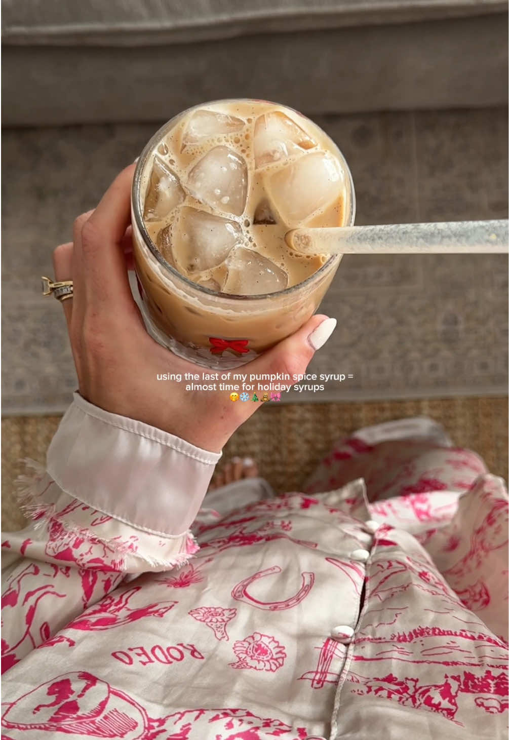 trying not to rush through fall because it’s my favorite season but I’m SOOO excited for the holidays & holiday coffees 🥹❄️🎀🎄 #coffee #coffeerecipe #coffeeathome #fyp @Breville @Free People @target 