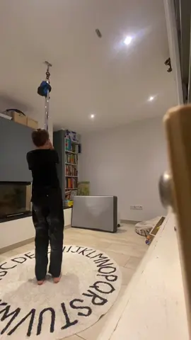 Ja manche Sachen sind bisschen 💩#flyingpole #randomstuff #fyp #trainingsession #livingroom 