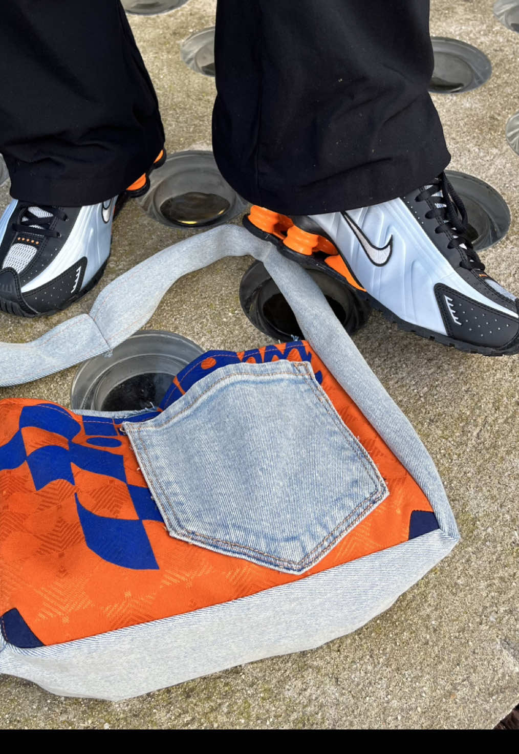 el otro día tuve que improvisar un bolso en dos horas 🤯 nunca había ido a un desfile y  no me quería disfrazar (aunque la 080 sea un buen momento para sacar los outfits más arriesgados) a tope con las q sacáis los lookazos a pasear!💯 pensé que tenía que llevar sí o sí algo hecho por mí, y más yendo a ver un desfile de un diseñador de upcyling, pero toda la ropa que me hecho hasta ahora es de verano jajaj y en bcn no hace frío pero estamos casi en noviembre 😅 así que na me apañé este bolsito, os gusta??? ❤️ #upcycledclothing #DIY  #costura #hechoamano   #080bcnfashion 