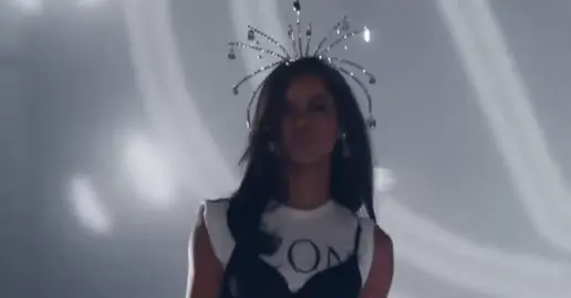 The Victoria’s Secret Fashion Show 2025 lit up the world once again! 💖✨ From breathtaking wings to dazzling couture and superstar performances, the runway came alive with glamour, power, and confidence. 👑🔥 Legends like Adriana Lima and Carla Bruni returned to reclaim their thrones, while new icons like Valentina Sampaio made history with grace and pride. 🌹 Every look shimmered, every moment sparkled — this wasn’t just a fashion show, it was a celebration of beauty, diversity, and empowerment! 💃💫 #VictoriaSecret2025 #VSFashionShow #VictoriaSecretShow #VSAngels #RunwayQueens    