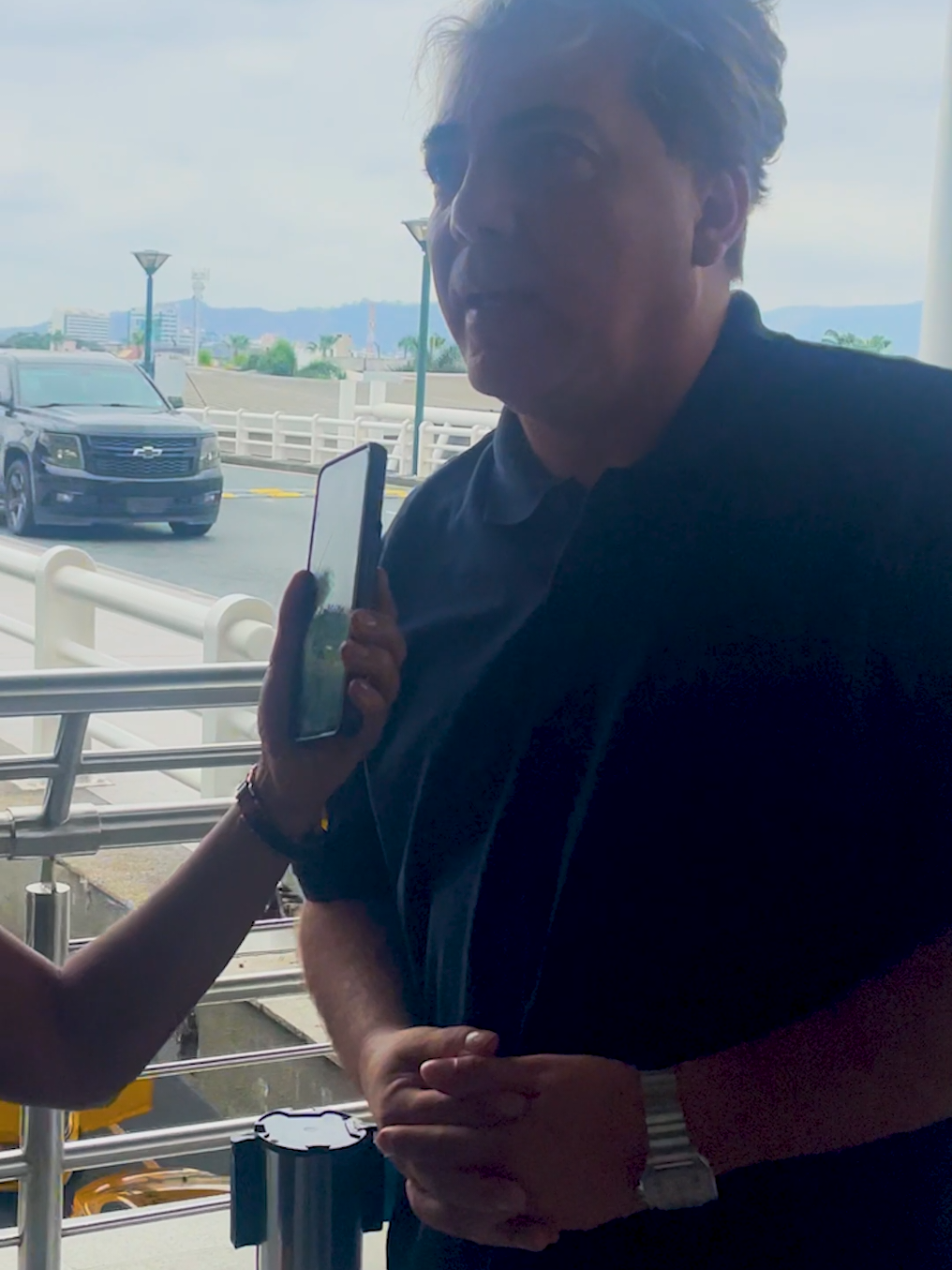 ¡Cristian volverá… porque se enamoró de Ecuador! 🇪🇨❤️ El querido cantante mexicano no solo conquistó corazones con su voz, también quedó profundamente agradecido por el cariño y la calidez con la que fue recibido en cada ciudad. Tanto así, que confesó que le encantaría vivir un tiempo en nuestro país. ¡Así de fuerte fue el flechazo! Cristian expresó su deseo de regresar muy pronto para seguir compartiendo su música con los ecuatorianos, diciendo que sí volvería.  🎤✨ ¡Ecuador ganó otro fan incondicional!