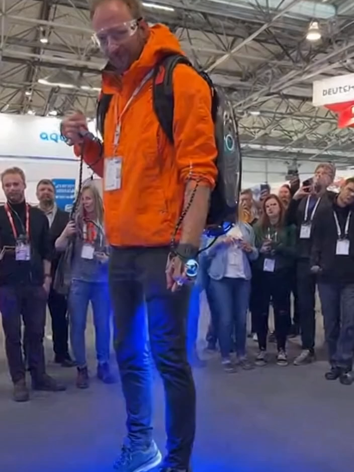 Jetpack 🤯😍#whatznext  #sora2 #ingenieur #messe #viral #schweben #antigravity #gravity #ki #ai