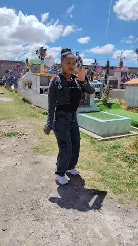 #en el cementerio 😂