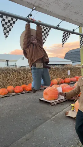 He wanted to try as well like always🤣 @KidCudi #mauiwowie #trend #kidcudi #mibebe #pumkinpatch 