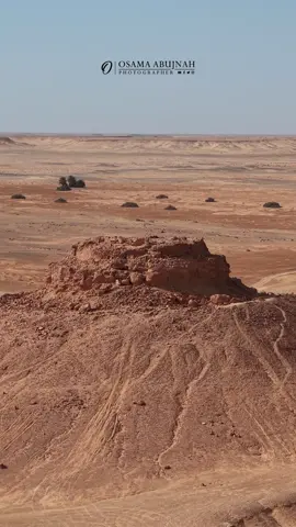 جبل رأس الغول، المعروف أيضاً بجبل الصحابة أو “جبل اللغز”، على الحدود الفاصلة بين #ليبيا و #الجزائر و #تونس، ويعد موقعاً أثرياً فريداً من نوعه بمدينة #غدامس #ليبيا 🌴 ByOsama Abujnah📸