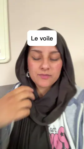 L’importance du bon comportement, de la manière dont on traite les personnes qui nous entourent, la remise en question, la confiance en Dieu etc.. j’ai l’impression que cela passe au second plan je n’entends parler que du voile, il fait l’objet de divisions entre les musulmeans, il est donc utilisé non seulement par les politiques pour nous décrédibiliser mais aussi par des personnes (très souvent des hommes mais pas que) de nos propres communautés qui y verraient presqu’une fin en soit. L’instrumentalisation du voile elle est générale, et être pudique ne se résume pas à cacher ses cheveux. - - #islam #voile #debat #femme #hijab 