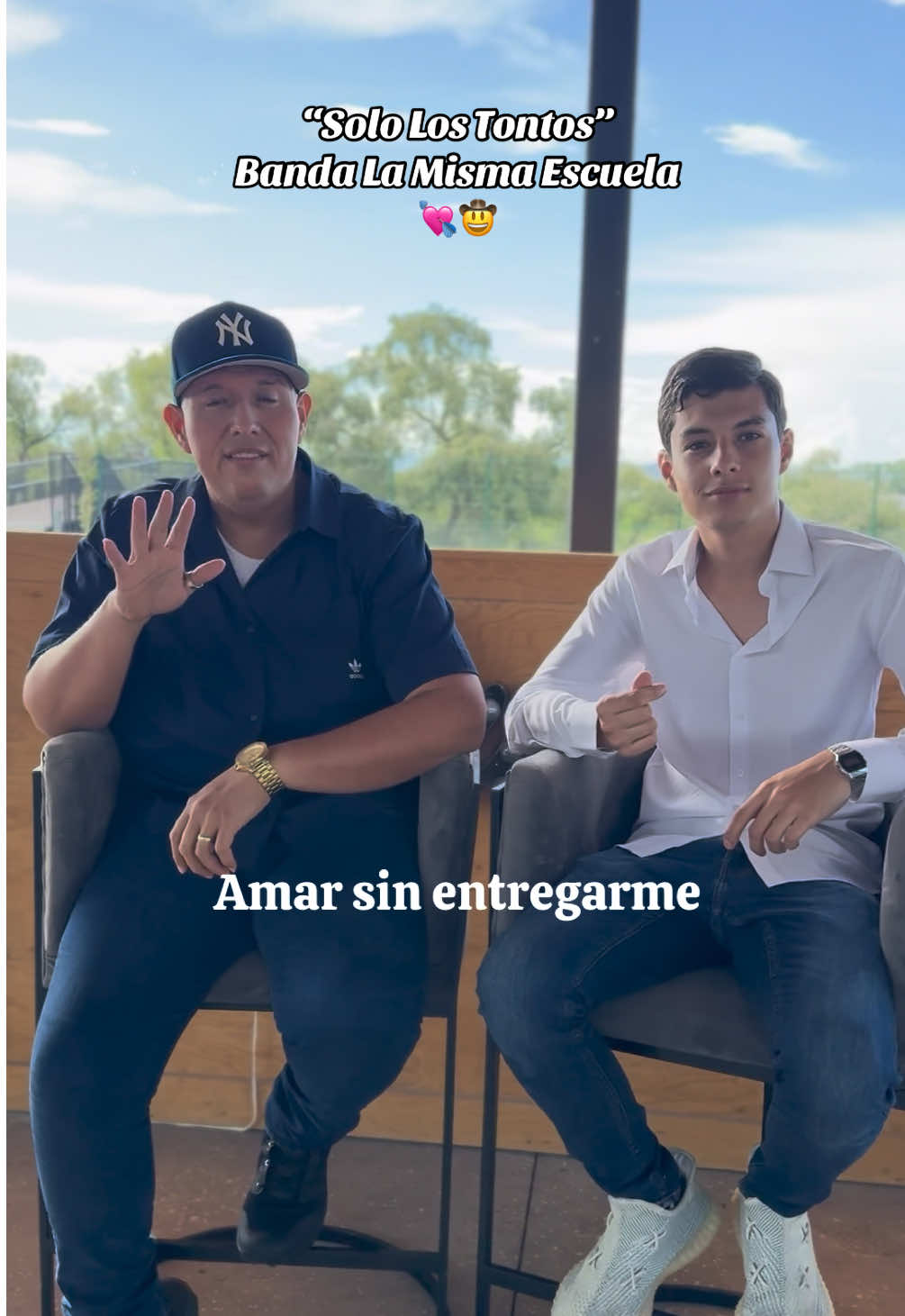 Con una mirada, con una sonrisa… ¡zas! Ya cayó! 💘 Así suena “Solo Los Tontos” en versión de Banda La Misma Escuela. 🤠 Video oficial en YOUTUBE▶️ ¡Disponible en todas las plataformas digitales! 📲🎧🎶 @Anggar Music @El Rayito @Armando Mendoza  #SoloLosTontos #BandaLaMismaEscuela #AnggarMusic #CancionesParaDedicar #RegionalMexicano 