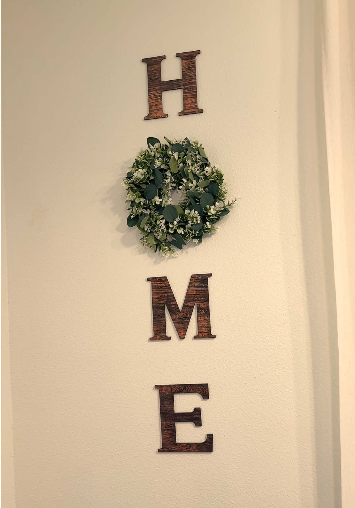 This farmhouse style home decor is so stunning and a lot bigger and beautiful in person.  #walldecor #farmhousedecor #globalpicks #moderndesign #homedecor 
