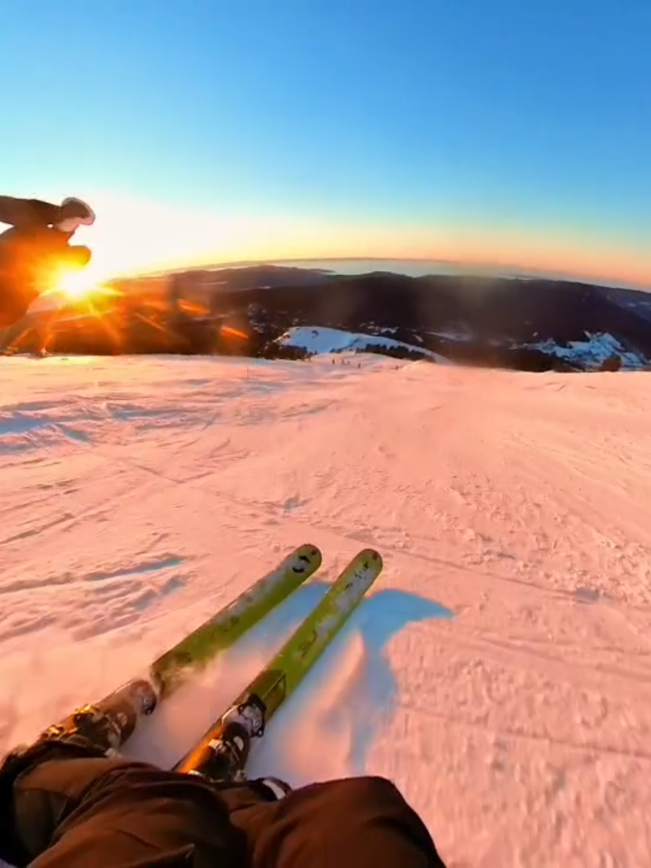Bientôt le retour de ces moments de feu 🫠🔥#ski #skiing #sunset#insta360 #winter 