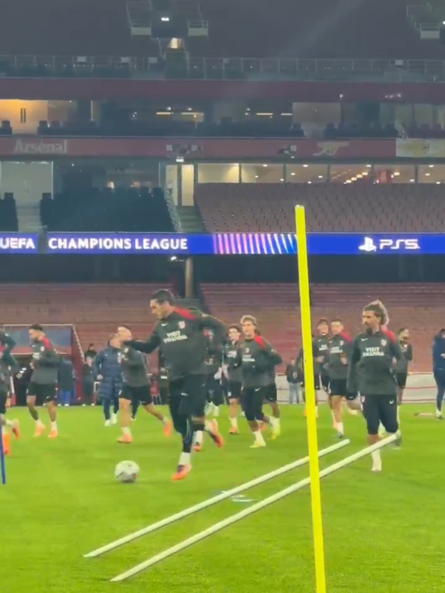 🔥 Así se entrenó el Atlético de Madrid en el Emirates Stadium 🔥 A un día del partidazo de Champions ante el Arsenal, el equipo de Simeone completó la sesión con todos los disponibles ✅ ➡️ Única baja: Johnny Cardoso por lesión 🔙 Nico González ya recuperado del golpe del sábado 👀 Clement Lenglet vuelve tras sanción 🧤 Presencia del canterano Salvador Esquivel como novedad El Atlético busca su segunda victoria europea, mientras que el Arsenal llega con pleno y sin encajar goles. ¡Ambiente de Champions total en Londres! 🇪🇺🏟️ #AtléticoDeMadrid #Arsenal #championsleague  #Emirates #football 