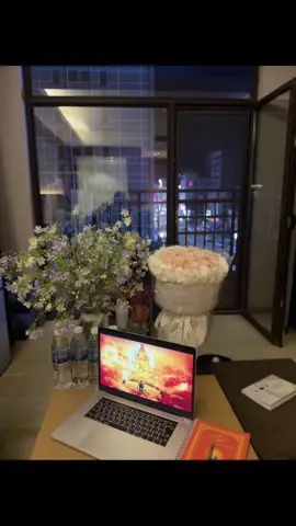 Một đời người chẳng qua cũng chỉ tầm bảy mươi năm. Trừ đi mười năm ngây ngô, mười năm già cỗi, chỉ còn lại năm mươi năm, năm mươi năm đó lại phân chia ngày và đêm, còn thừa lại hai mươi năm năm thì gặp mưa gió, bão bùng, bệnh tật, nguy nan, chạy đông chạy tây, vậy ngày tháng tốt đẹp còn lại bao nhiêu chứ? -YH-