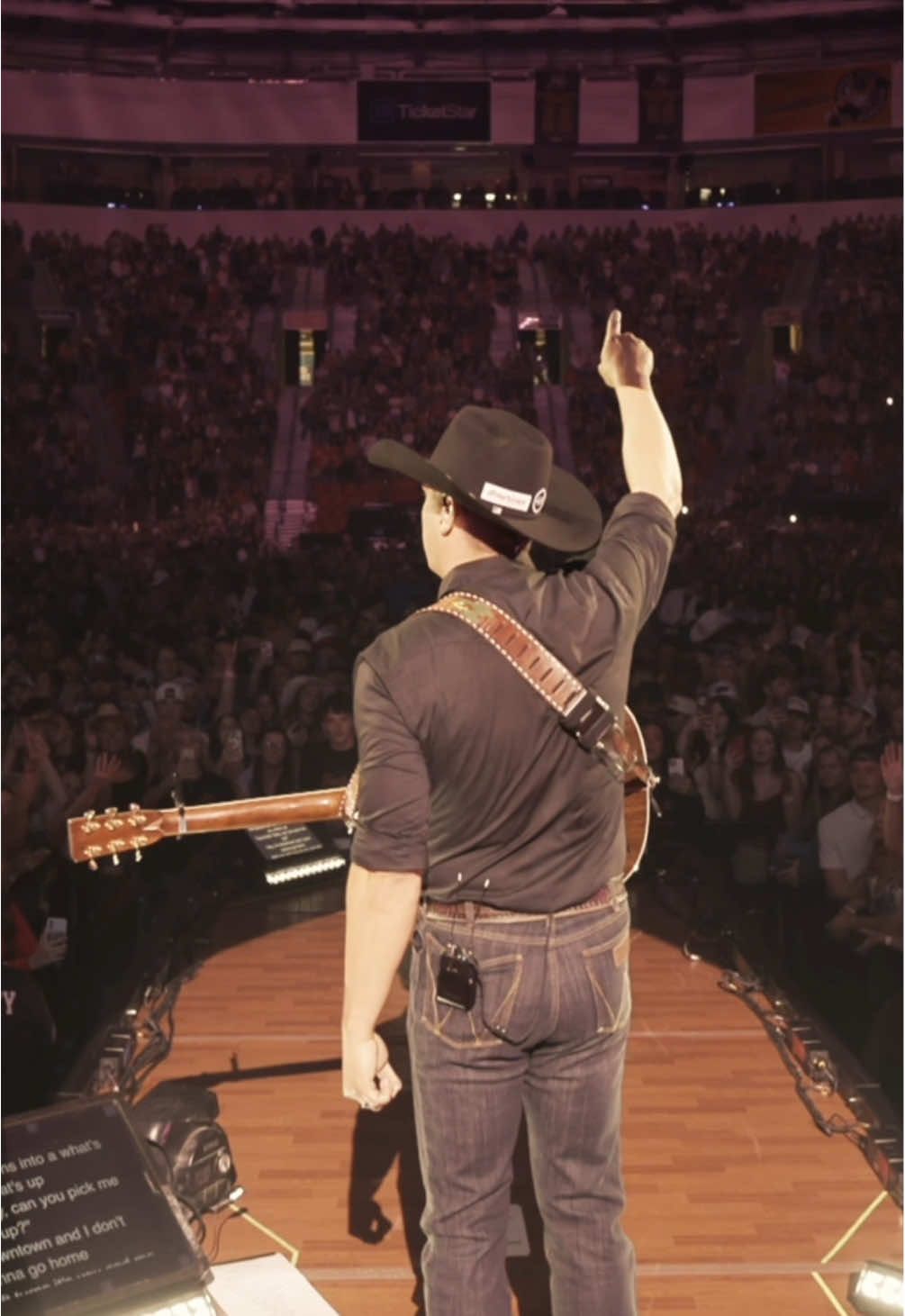 Been awesome hearing you guys sing this one! #cantturnyoudown #OnTour #countrymusic 