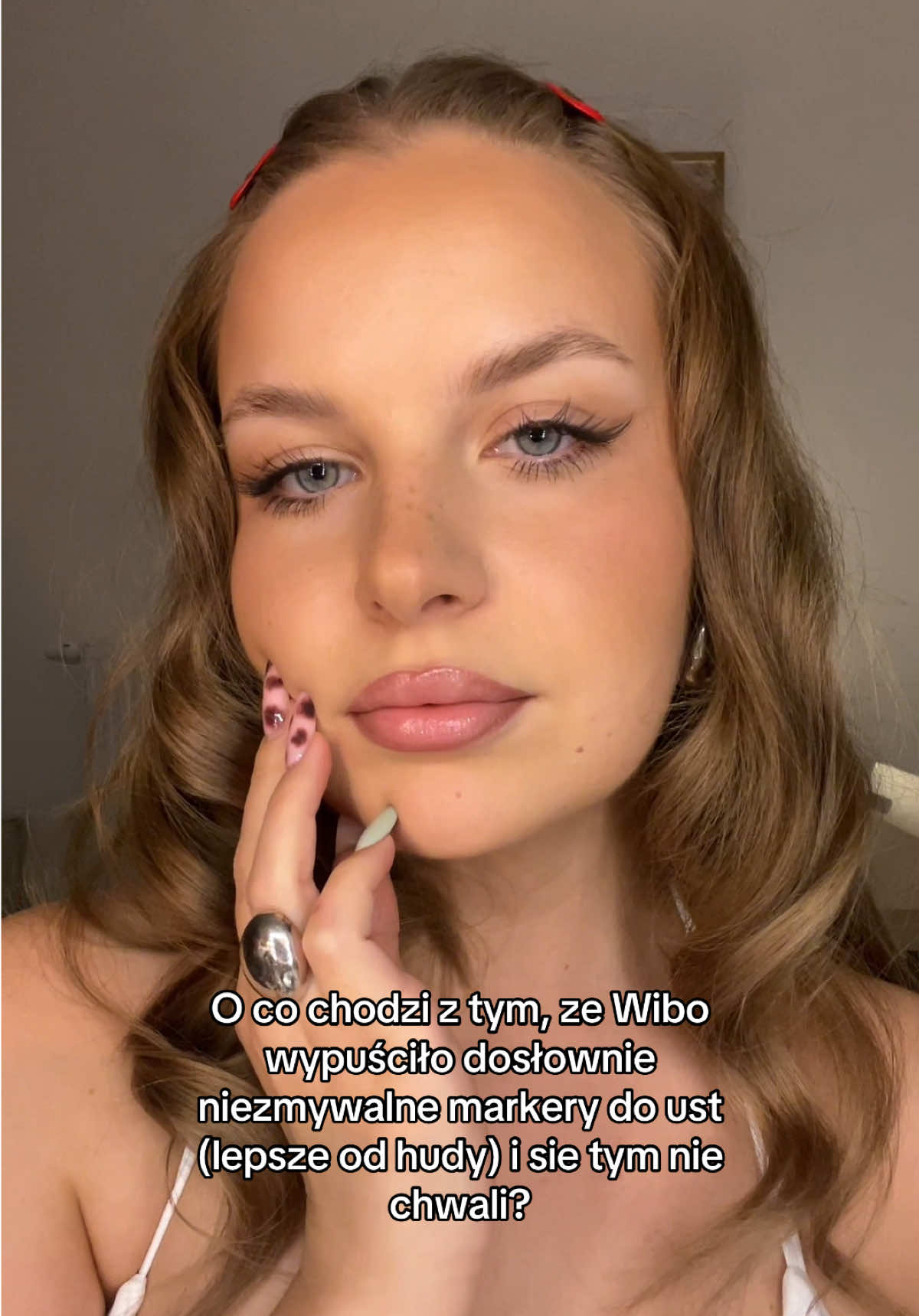 Nawet olejkiem trzeba trzeć kilka minut żeby je zmyć😅 dla tych co szukają mega trwałości w produktach do ust-kupujcie (i obserwujcie po wiecej takich nowinek hehe) #makijaż #kobiety #usta #konturówka 