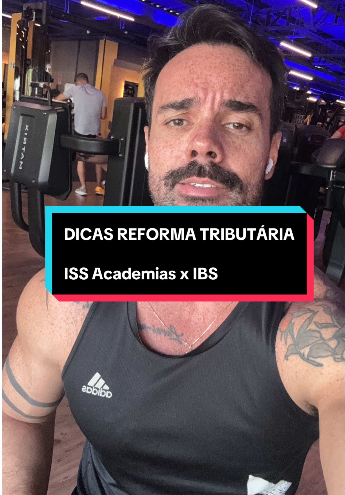 🏋️ Reforma Tributária e as academias: o que vai mudar? Hoje, as academias pagam ISS, um imposto municipal que varia entre 2% e 5%, dependendo da cidade. Mas com a reforma tributária (EC 132/2023), esse imposto vai ser substituído pelo IBS — Imposto sobre Bens e Serviços, que terá uma alíquota nacional estimada entre 25% e 27,5%. 👉 A boa notícia é que o setor de academias conquistou uma redução de 30% na alíquota do IBS, graças à articulação da ACAD Brasil junto ao Congresso Nacional. Essa redução está prevista para garantir que o setor não seja sobrecarregado na transição do ISS para o IBS. 📆 A mudança será gradual entre 2026 e 2033, e até lá, o ISS continua sendo cobrado normalmente. Ou seja: 💰 Hoje: ISS entre 2% e 5% 🔜 No futuro: IBS com alíquota geral de ~25%, mas com redução de 30% para academias, o que deixaria a carga efetiva entre 17% e 19%. Mesmo com a alíquota mais alta, a base de cálculo e o modelo de compensações prometem maior transparência e menos burocracia. 💬 Gostou de entender como a reforma tributária vai impactar o seu treino — e o bolso das academias? Deixa o like, salva o vídeo e compartilha com quem vive o dia a dia do setor fitness! 💪 #ReformaTributaria #IBS #ISS #Academias #SetorFitness                 