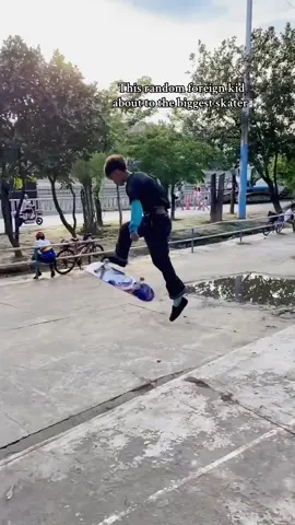 Chat, is he nice at skateboarding or what? Style super smooth #sk8 #tiktokviral #skaterboy #skatelife #skateboard 