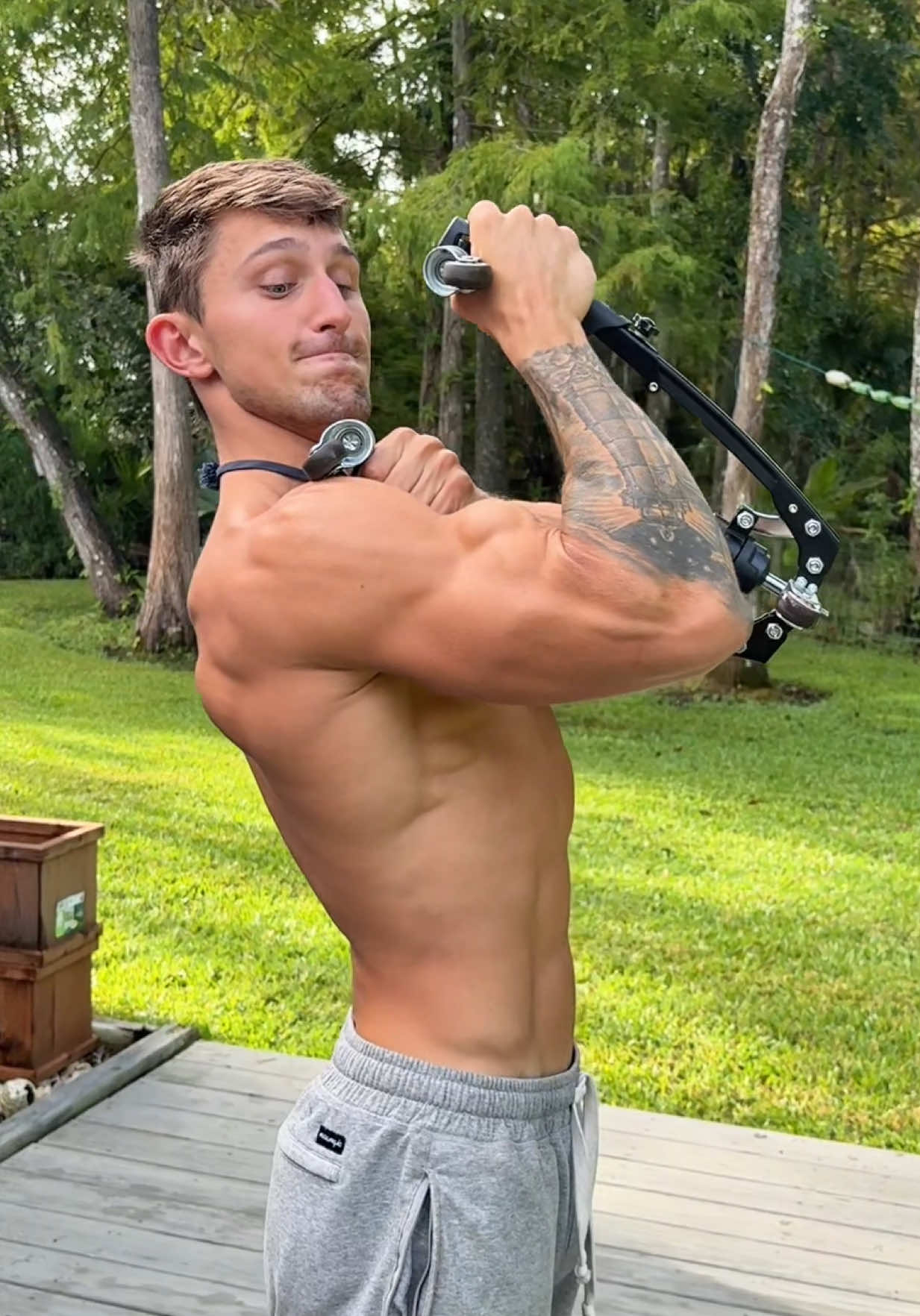 I don’t know how hydraulic resistance works but man does it get heavy! Level 15 is nearly impossible. Train your entire upper body with this one machine. They have a great deal going on right now too. Invest in something that will help you build muscle anywhere! #homeworkout #chestworkout #core #abs #armworkout 