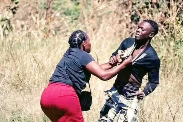 . A guy met up with a lady Zandile for one night stand & they did the deed 🍑🍆 Afterwards, the lady said “That’ll be R50, sir.” The guy gave her R200 & she thanked him for being so kind😊 . Two days later, he met the same lady again on the same spot, they did the deed🍑🍆 & when she asked for her R50, he gave her R200 again !!!!. . A few days later, they did the deed again.. same lady, same story & same payment of R200.. After noticing it’s the same guy, the lady asked, “Where does a kind man like you come from?” . The guy replied  “From Rustenburg… Tlhabane.” . The lady was shocked & said, “I’m from there too!” 😳 . The guy smiled & said, “I know, & your mom sent me here to give you R600!” 😭😭