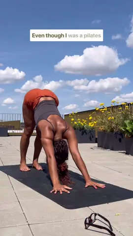 Glowing & Flowing 🤍 Flow with me on YouTube. Link in Bio. #yoga#pilates#pilatesathome#yogaflow#flexibility