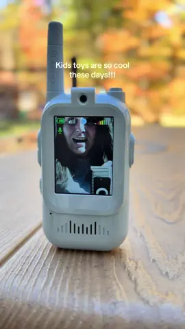 NOW THIS is cool toy!  #walkietalkie #videowalkietalkie #kidstoy #kidsgiftideas #tiktokshopcreatorpicks 