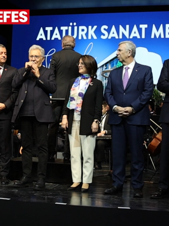 Atatürk Sanat Merkezi açılışında renkli anlar Zülfü Livaneli, Müsavat’ın anlamının eşitlik olduğunu söyleyerek “Eşitlik, Özgürlük, eee yavaş yavaş” şeklinde espri yaptı.