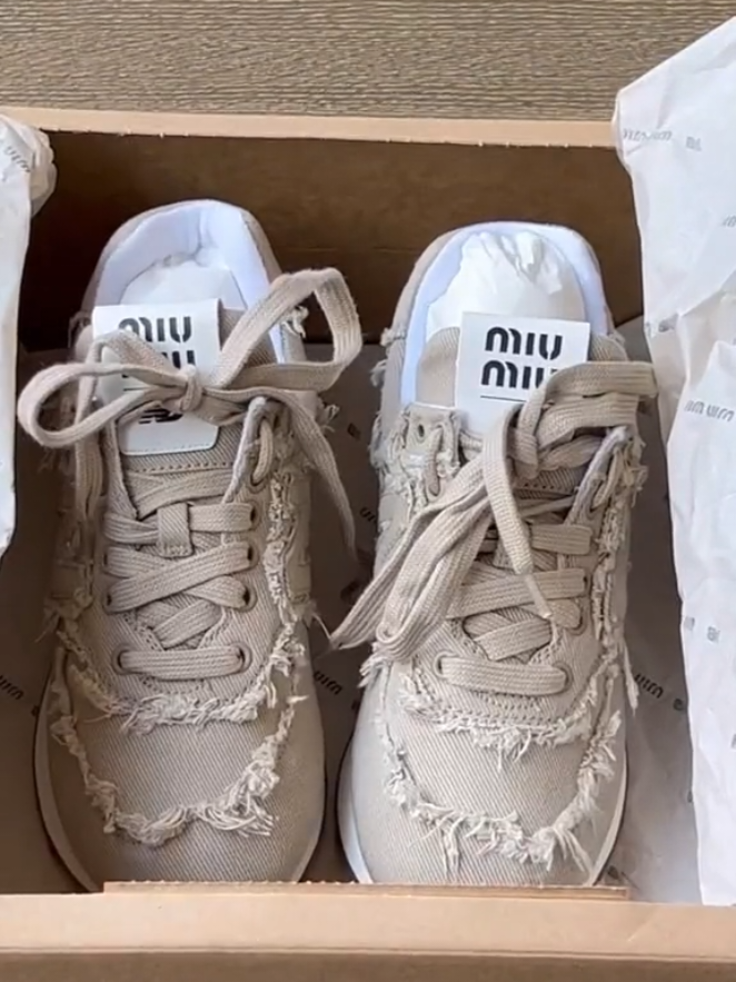 Unboxing Miu Miu x new balance sneakers😍 everything is linked in my bio 🫶 #yellowapp #affordablefinds #fashion #boujieonabudget #haul  