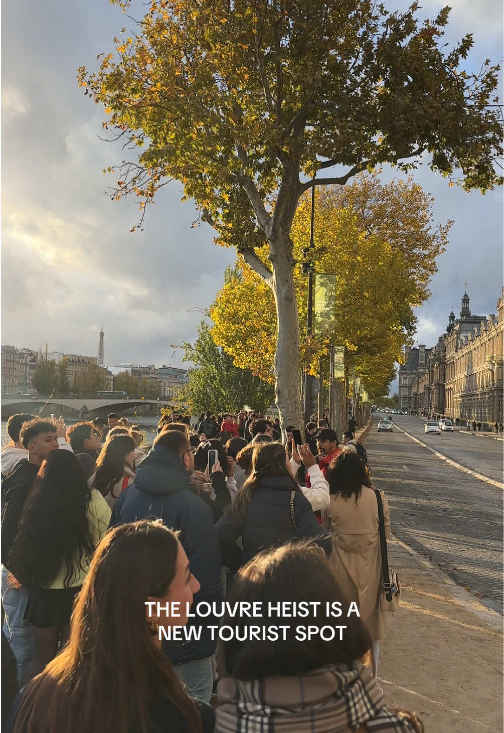 There were so many people checking it out today! I even saw a tour guide come and explain it on a walking tour. Can’t believe this happened.  #louvreheist #louvremuseum #crownjewels #heist #americaninparis 