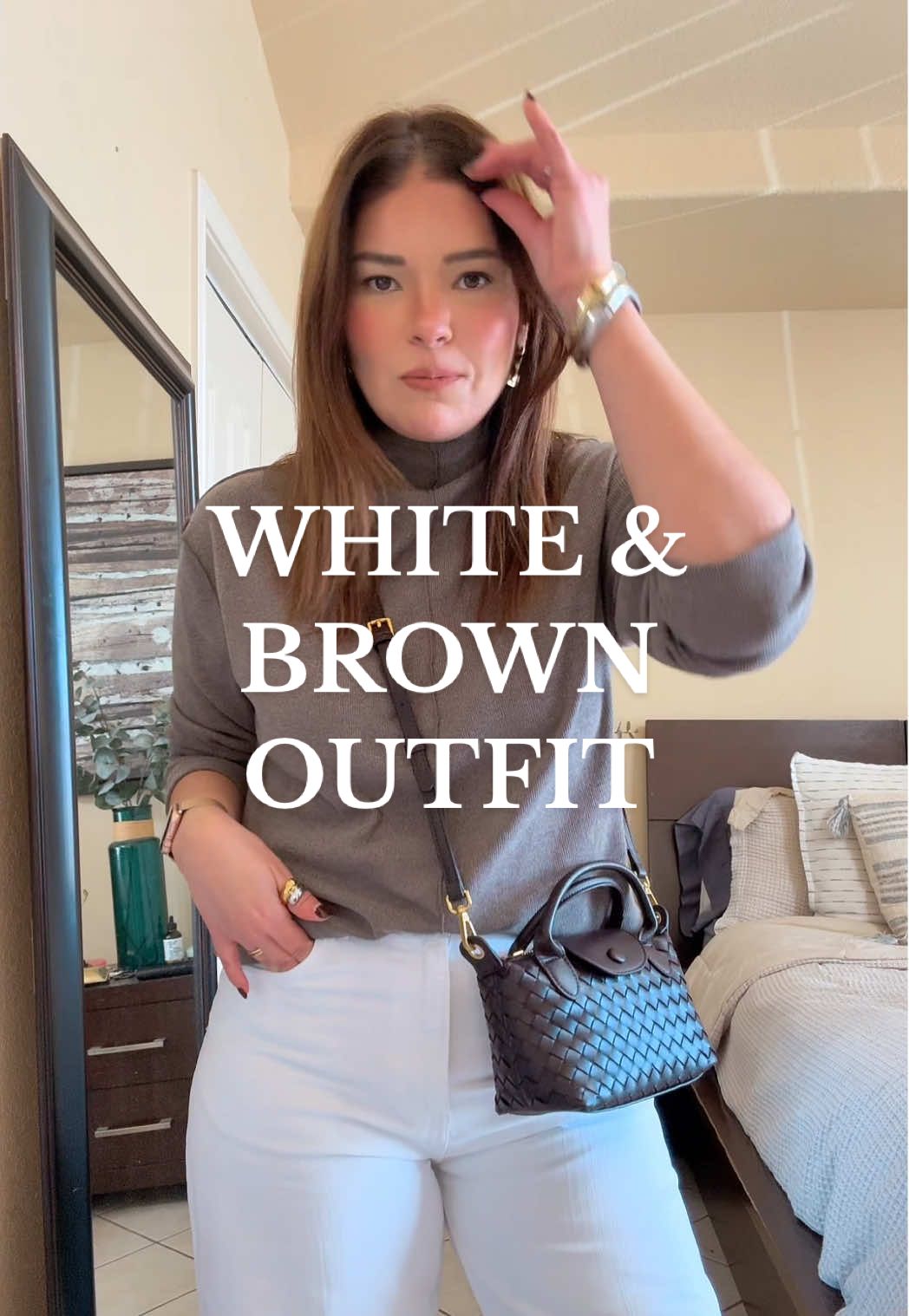 Amo esta combinación de outfit🤎 cafe es el color de la temporada #whiteandbrown #falloutfits #brownbag #bolsas #cafechocolate 