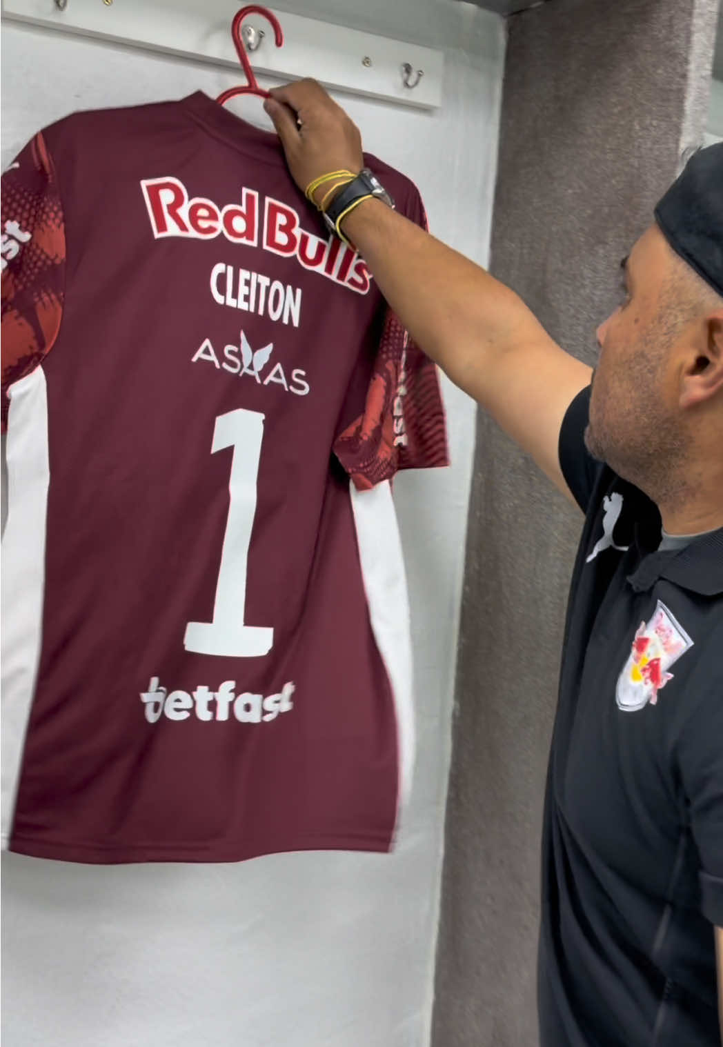 Toda a preparação de um pré-jogo no nosso vestiário! ❤️‍🔥 #redbullbragantino #futebol #vestiario #trabalho #prejogo
