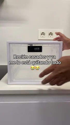 Por fín dejará de vaciarme la nevera! 😅 #cajafuerte #frigorifico #convivencia #codigo A no ser que adivine el código de la caja fuerte!