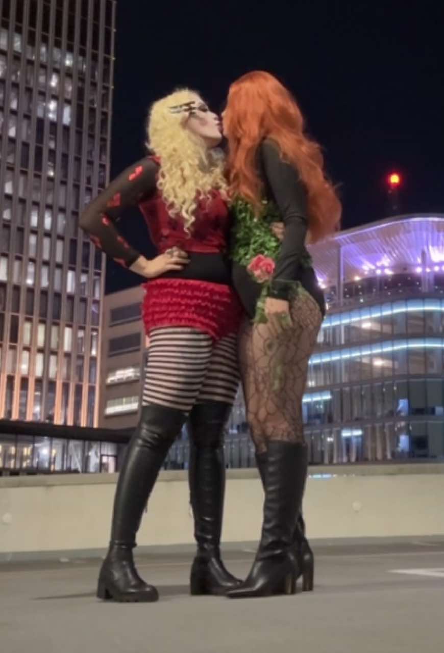 the fact that you can see them drop down is frying me #poisonivy #harleyquinn #dc #dccomics #harlivy 