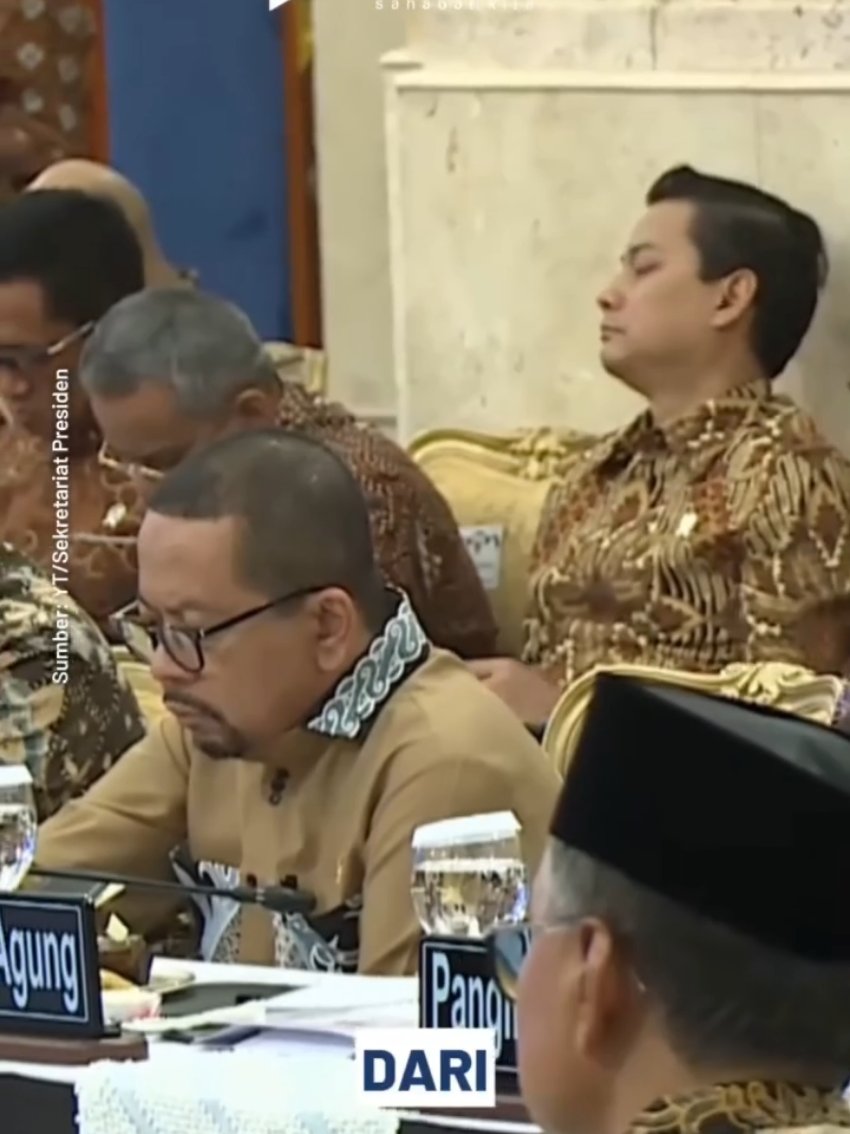 Presiden Prabowo meminta anggaran untuk beasiswa LPDP ditambah. Ia juga memerintahkan langsung Menteri Keuangan untuk mengalokasikan dana dari uang pengganti kerugian negara senilai Rp13,2 triliun hasil dari kasus korupsi minyak sawit (CPO) dari Kejaksaan Agung. Hal ini Prabowo ungkapkan pada pidato pengantar di Sidang Kabinet Paripurna (20/10). --------------- NRF #LPDP #KorupsiCPO #WilmarGroup #Prabowo #Kejagung 